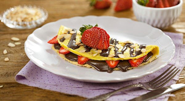 Crepioca fit com recheio de morango e chocolate