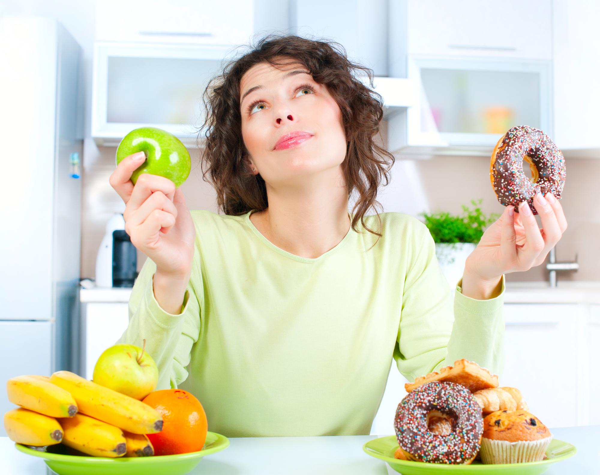 Mulher em dúvida sobre alimentos saudáveis e não saudáveis.