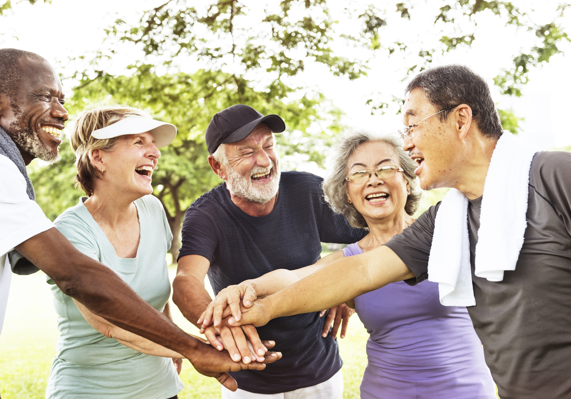 Grupo de pessoas seniors saudáveis ao ar livre.