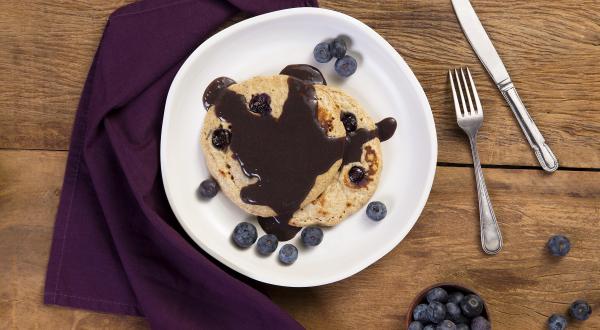 Pancake-integral-de-blueberry-com-calda-nutren-beauty-dark-chocolate