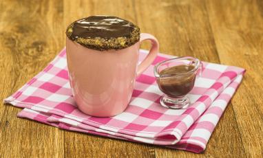 Bolo de Caneca de Banana com Calda de Dark Chocolate e Colágeno