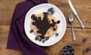 Pancake Integral de Blueberry com Calda de Dark Chocolate